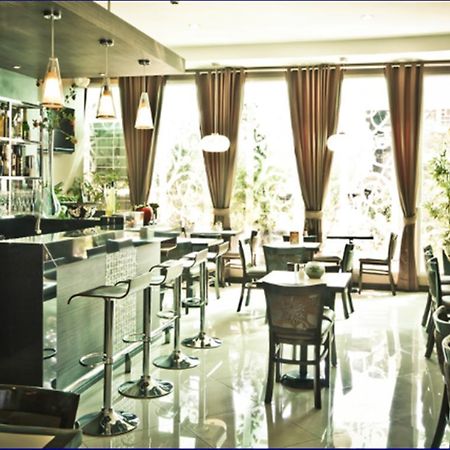 Avitel Hotel Makati City Buitenkant foto