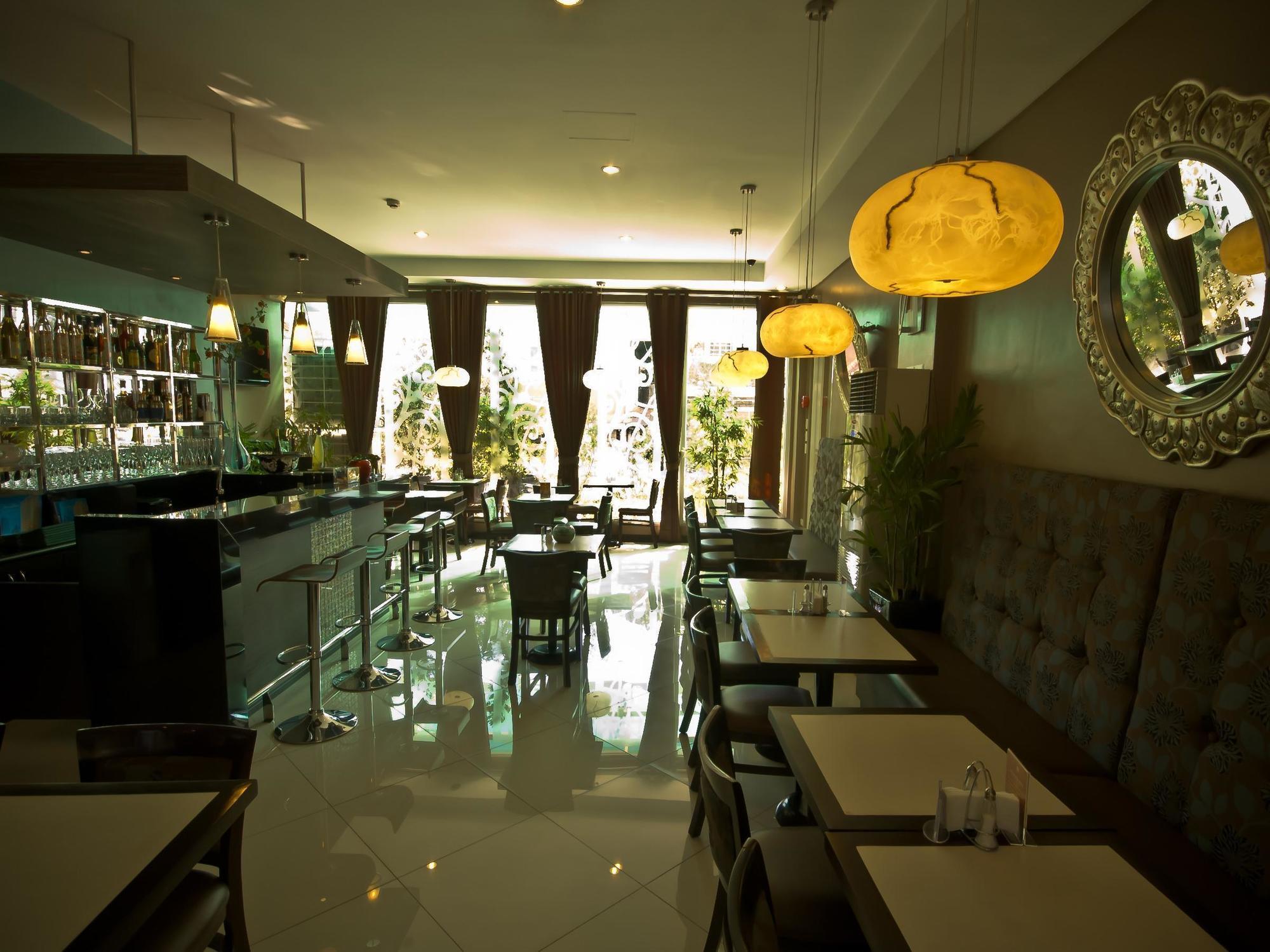 Avitel Hotel Makati City Buitenkant foto
