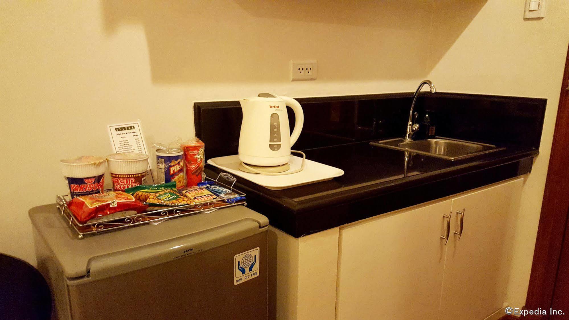 Avitel Hotel Makati City Buitenkant foto