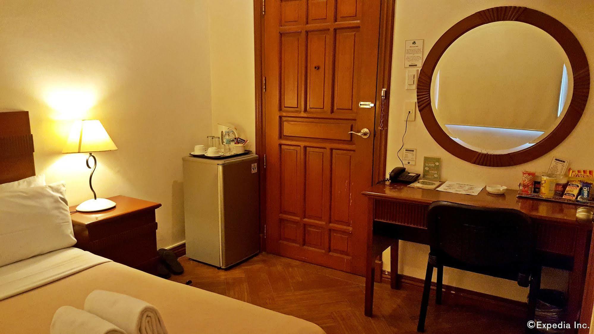 Avitel Hotel Makati City Buitenkant foto