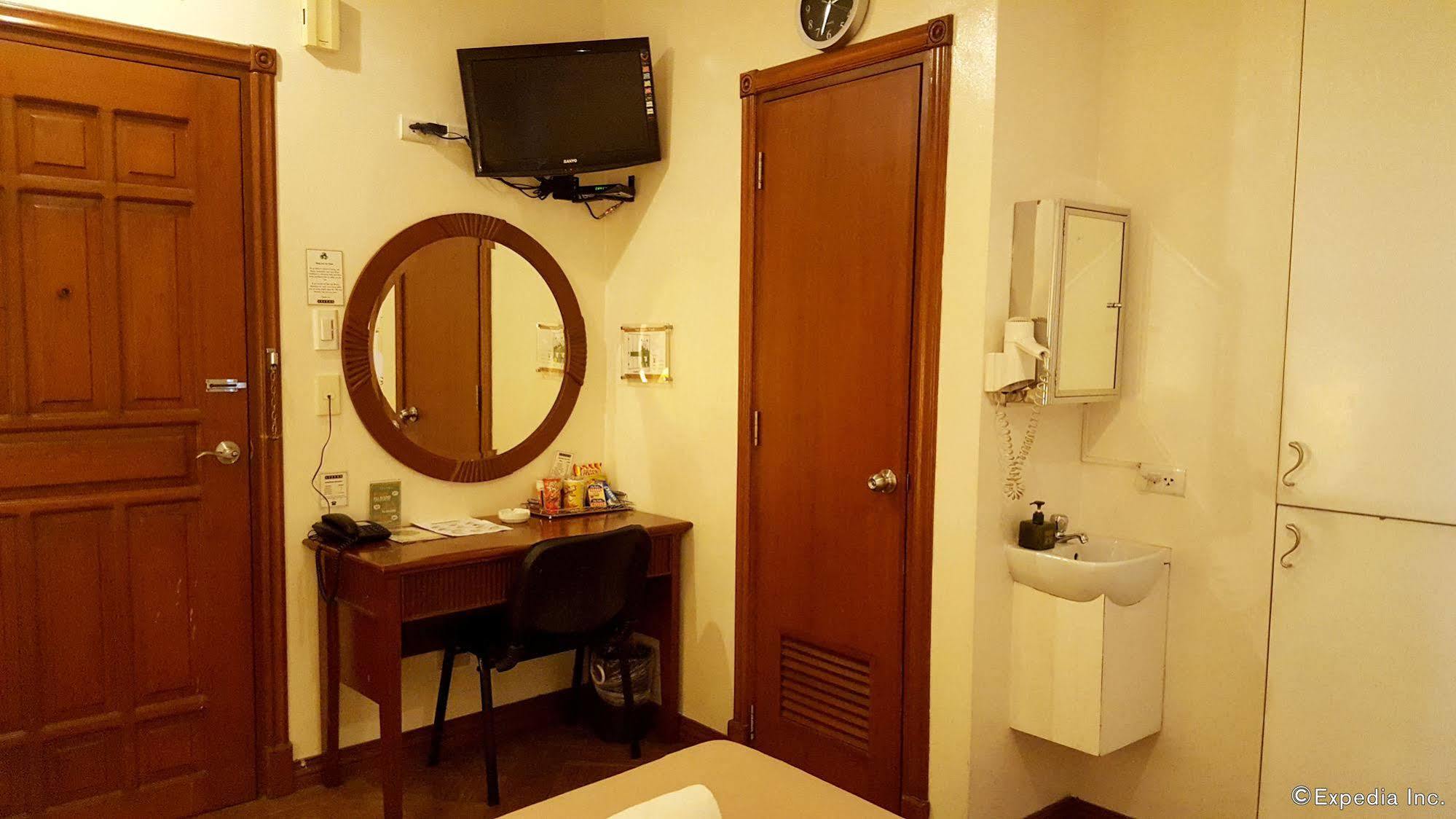 Avitel Hotel Makati City Buitenkant foto