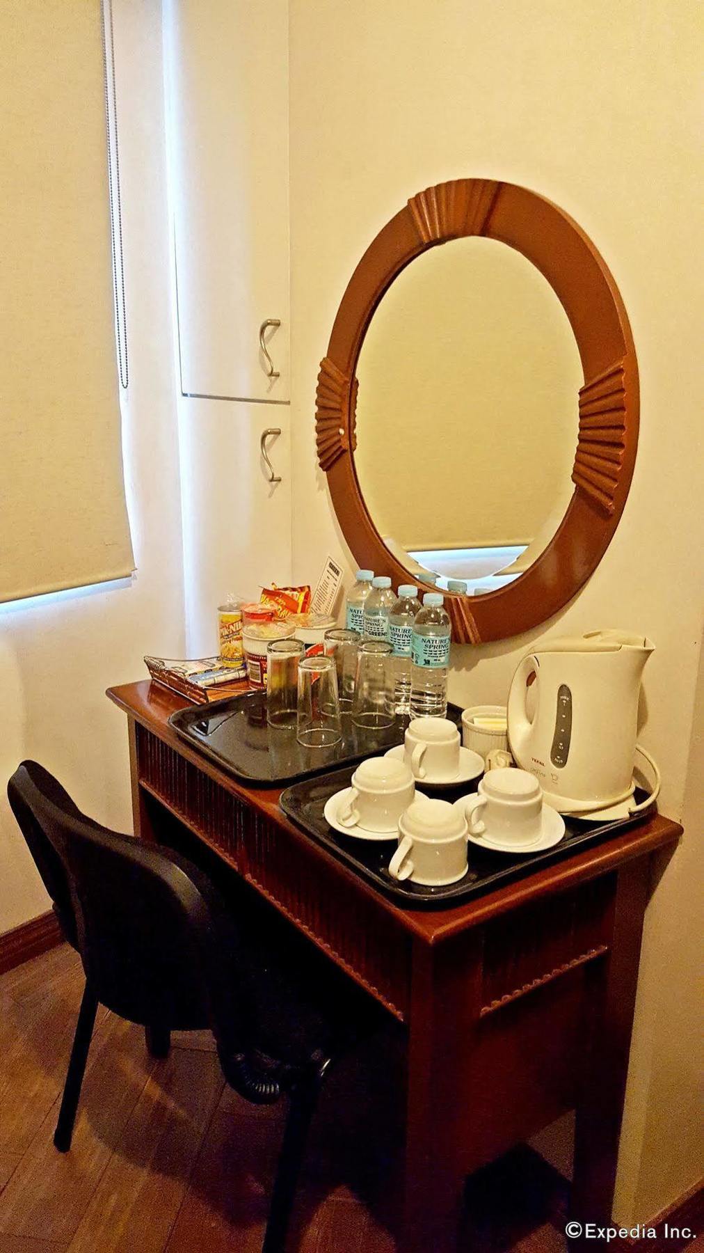 Avitel Hotel Makati City Buitenkant foto