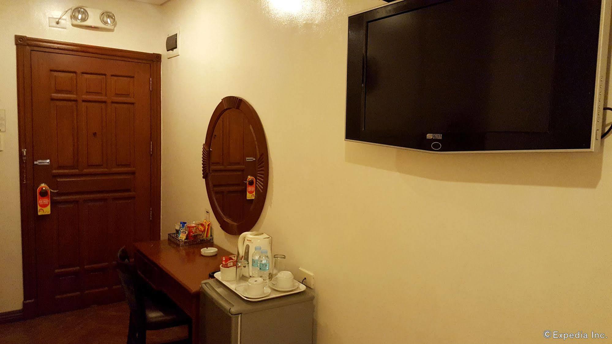 Avitel Hotel Makati City Buitenkant foto