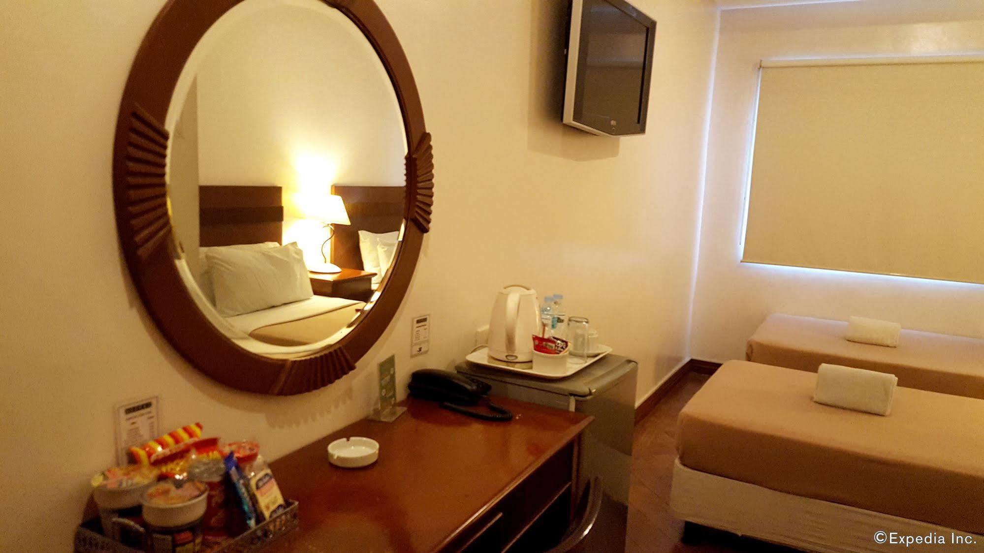 Avitel Hotel Makati City Buitenkant foto