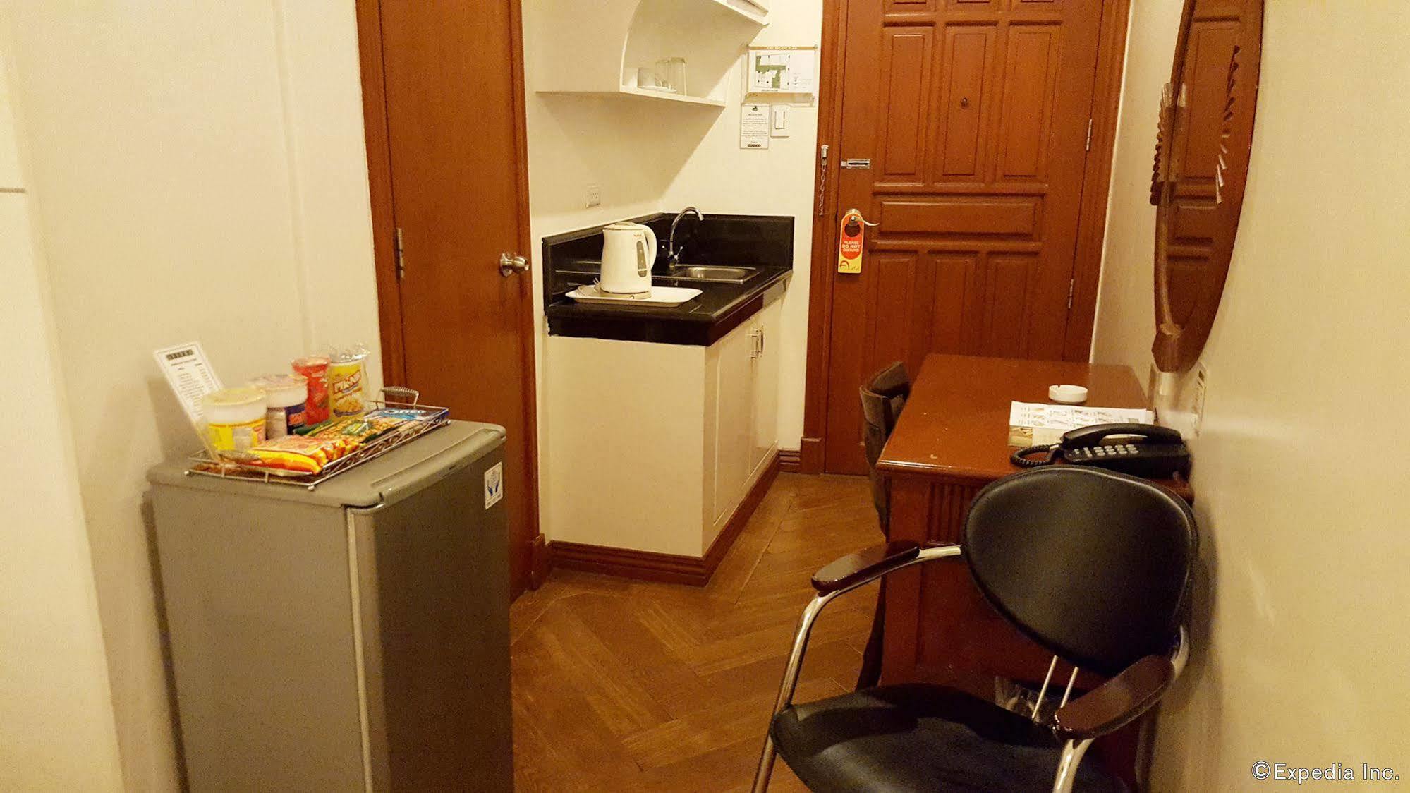Avitel Hotel Makati City Buitenkant foto