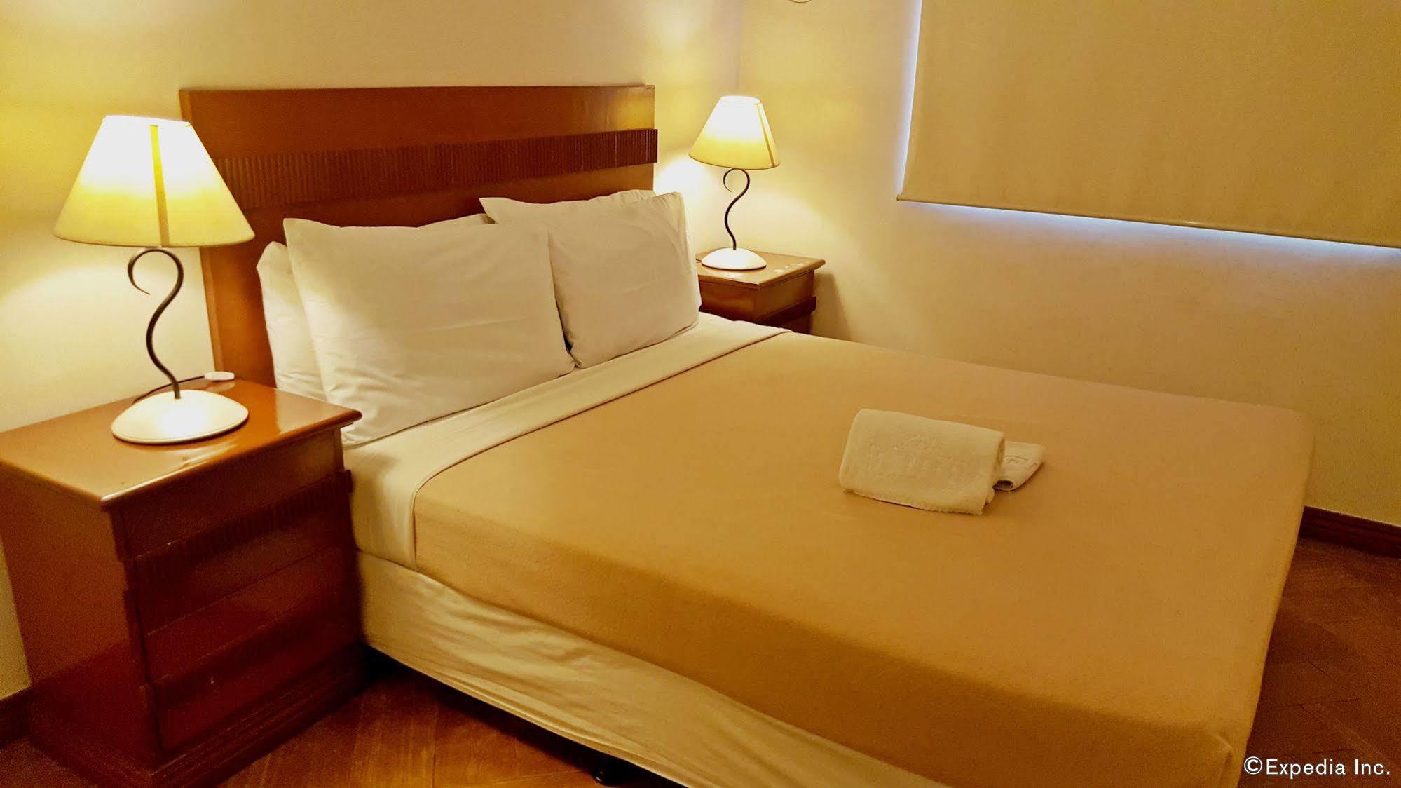 Avitel Hotel Makati City Buitenkant foto