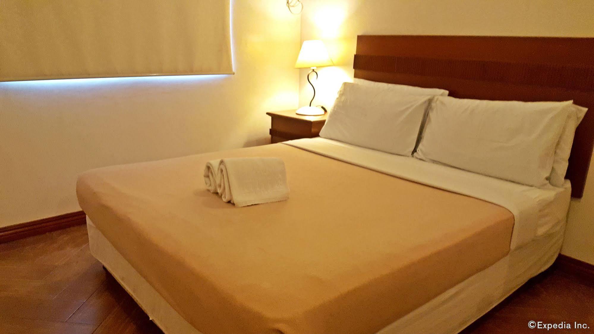 Avitel Hotel Makati City Buitenkant foto