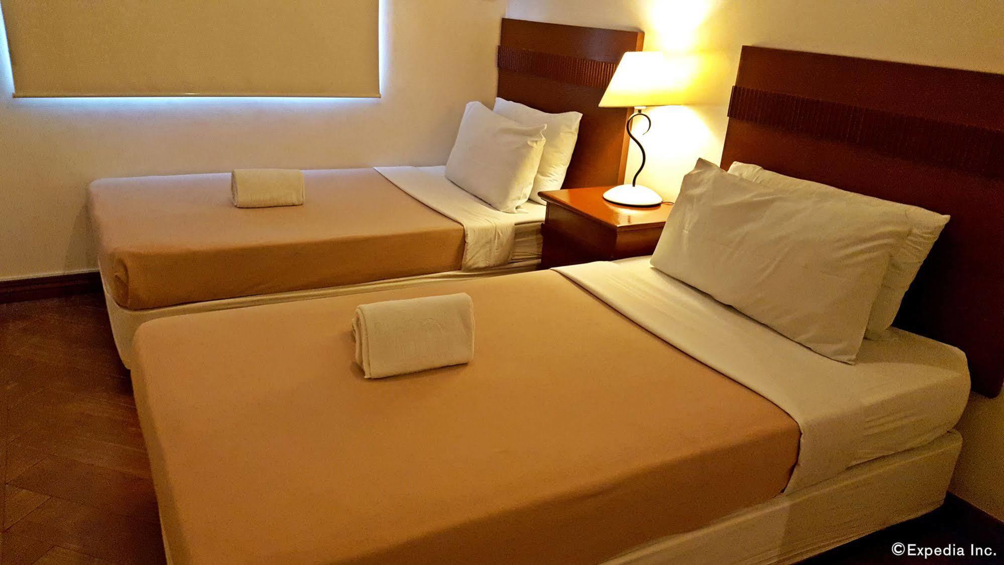Avitel Hotel Makati City Buitenkant foto