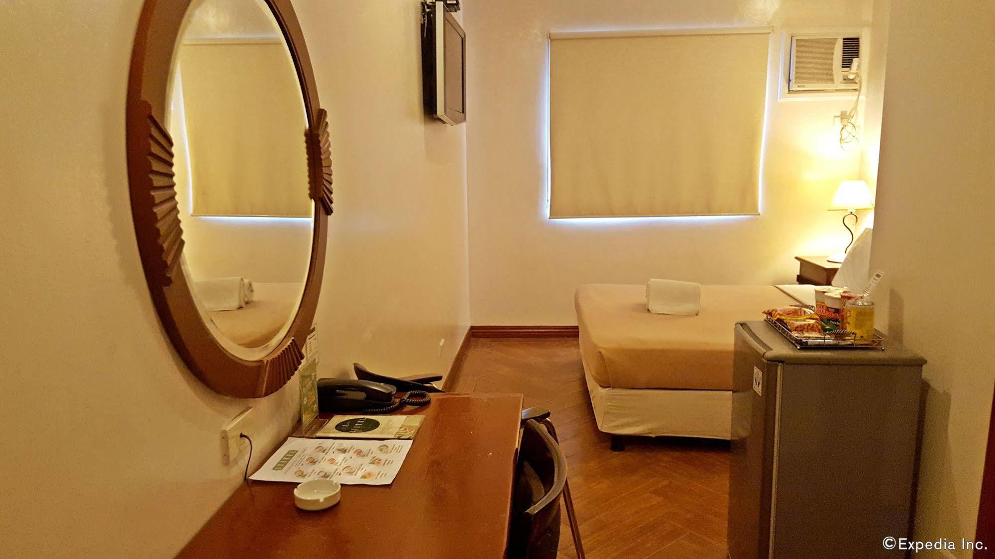 Avitel Hotel Makati City Buitenkant foto