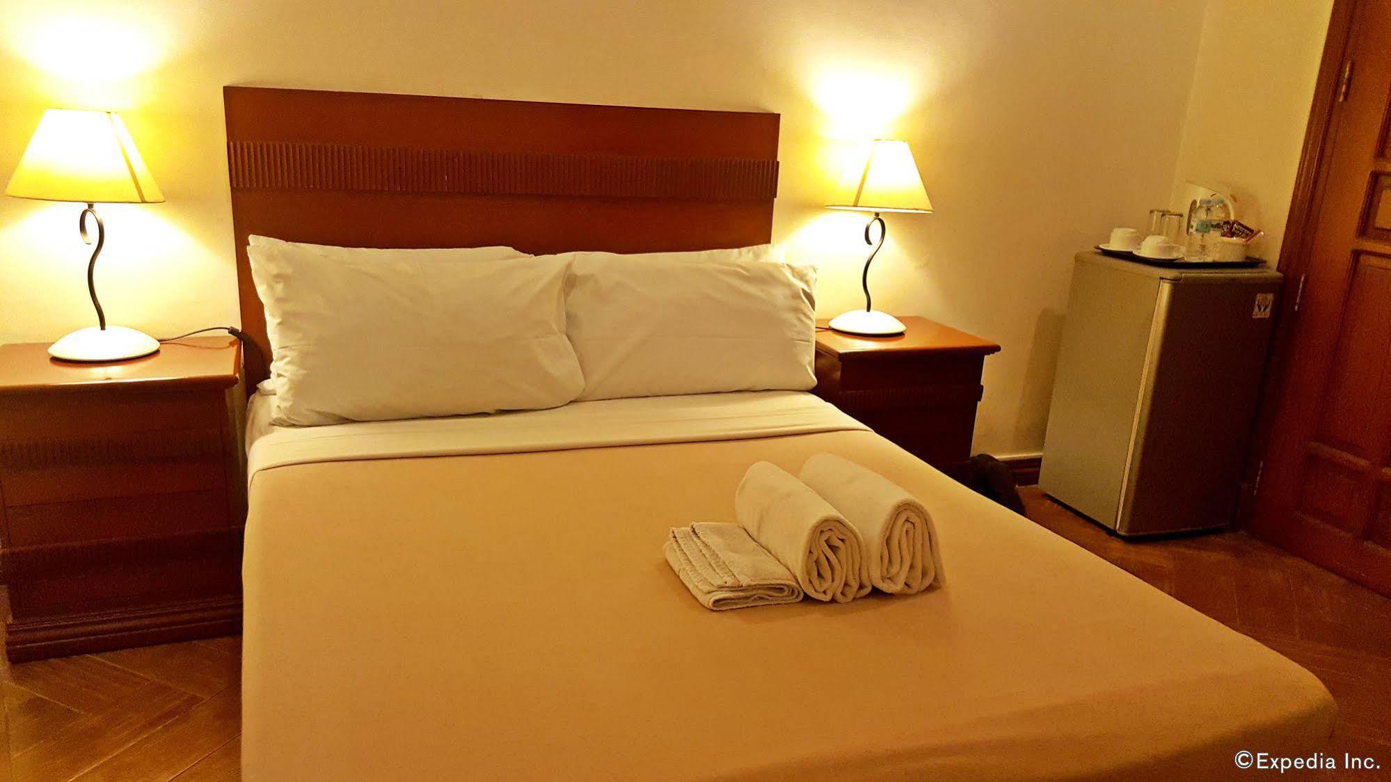 Avitel Hotel Makati City Buitenkant foto