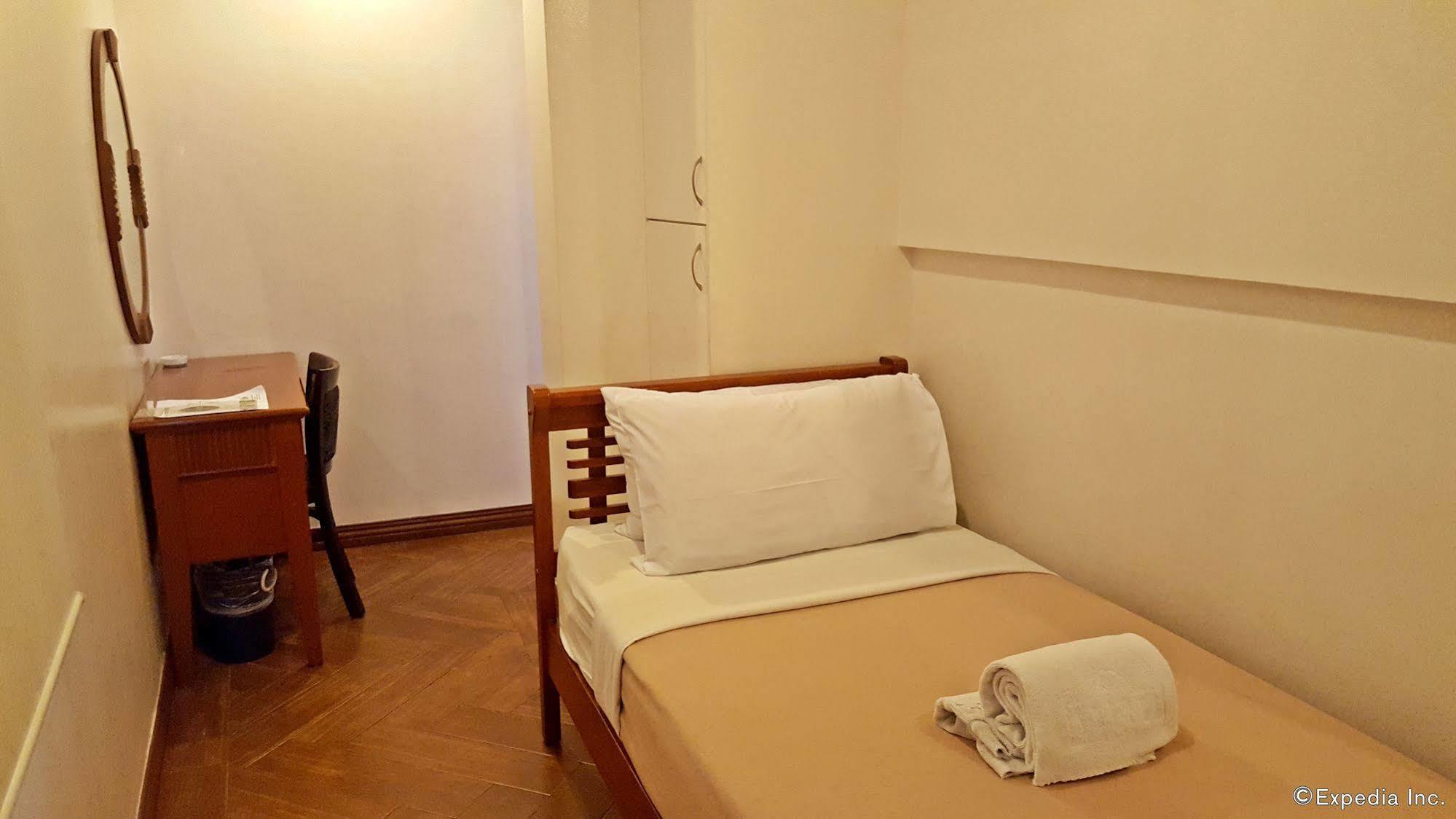Avitel Hotel Makati City Buitenkant foto