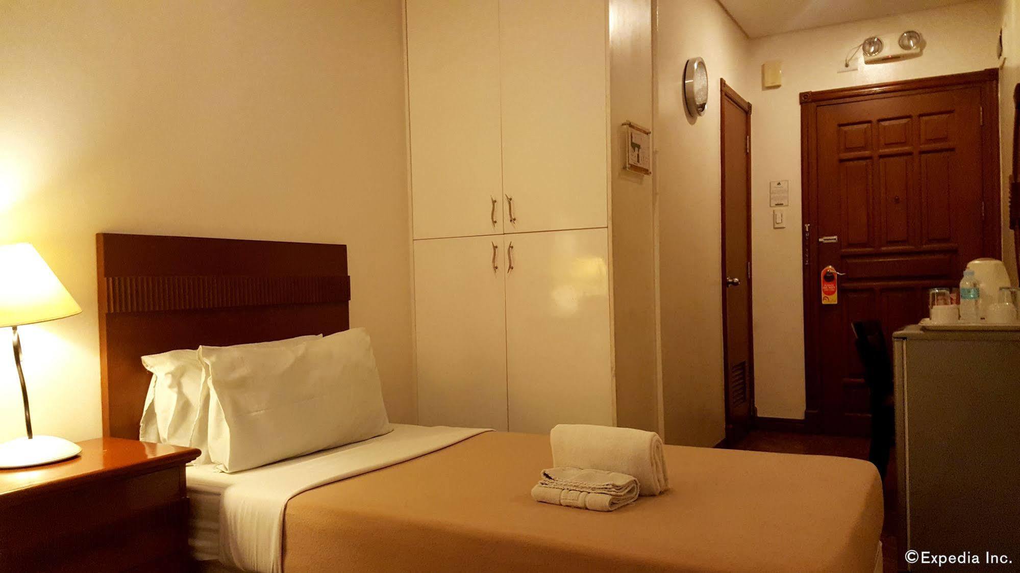 Avitel Hotel Makati City Buitenkant foto
