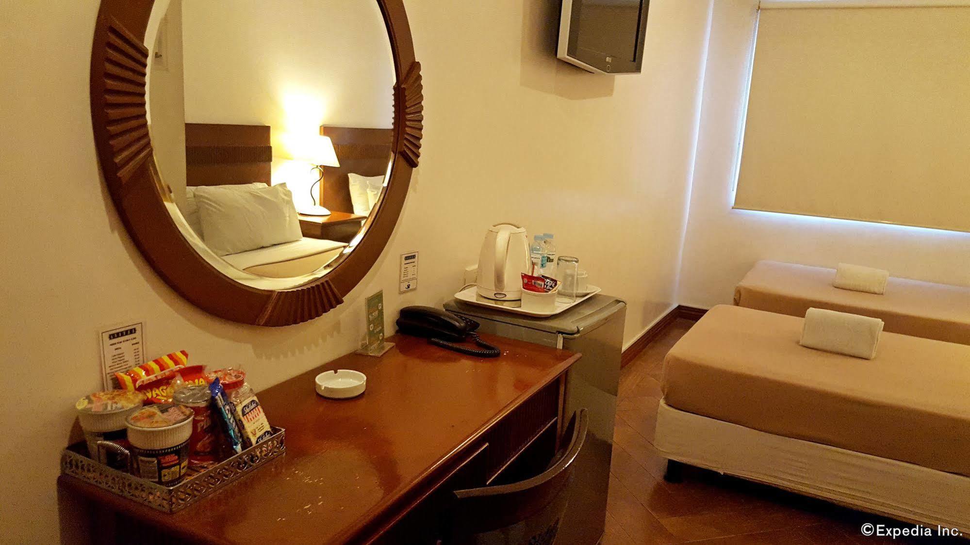 Avitel Hotel Makati City Buitenkant foto