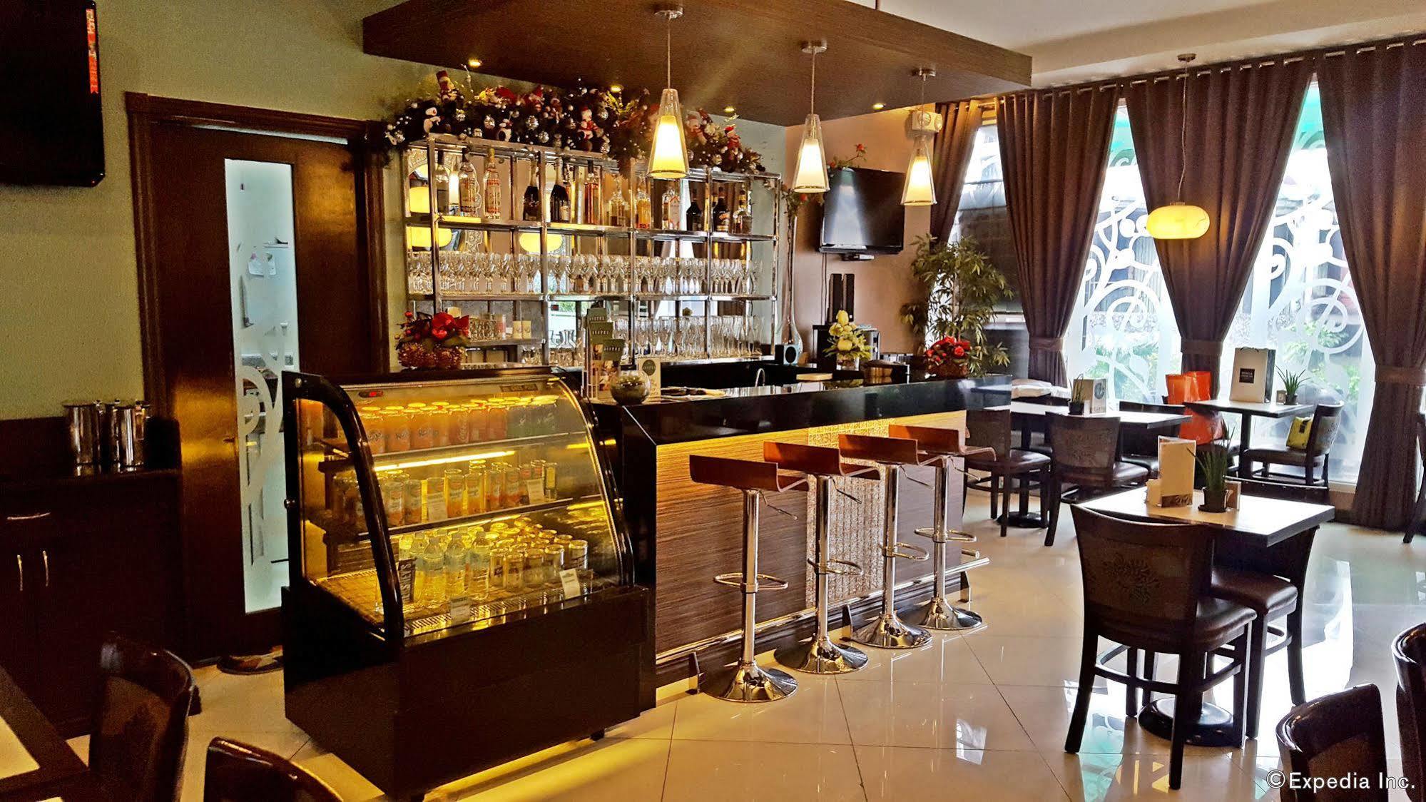 Avitel Hotel Makati City Buitenkant foto